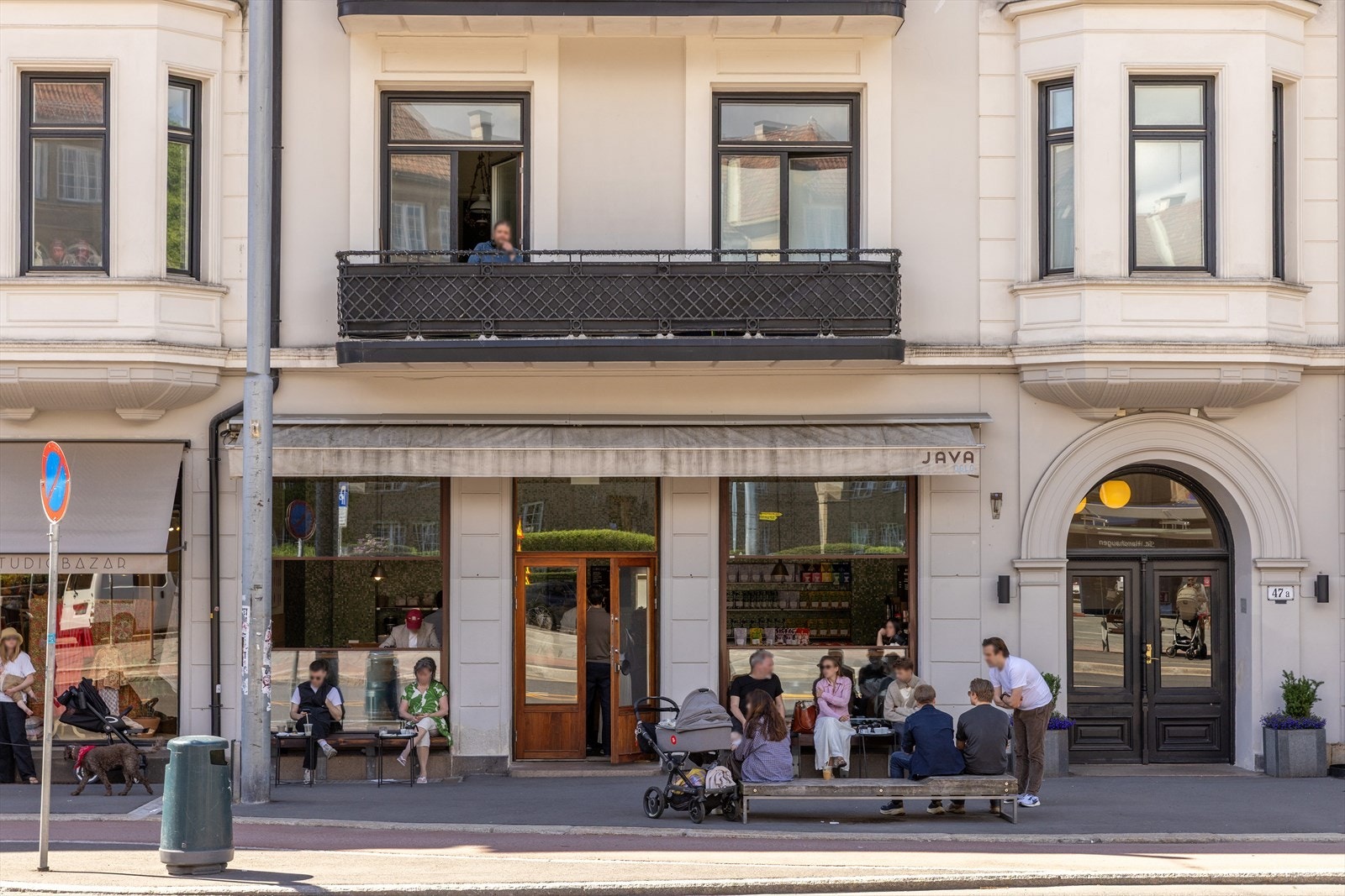 Fantastisk hyggelig nærområde inkludert masse trivelige cafeer, restauranter, solrike grønne lunger og store ærverdige parker, samt kort avstand til offentlig kommunikasjon og resten av byen Galleribilde