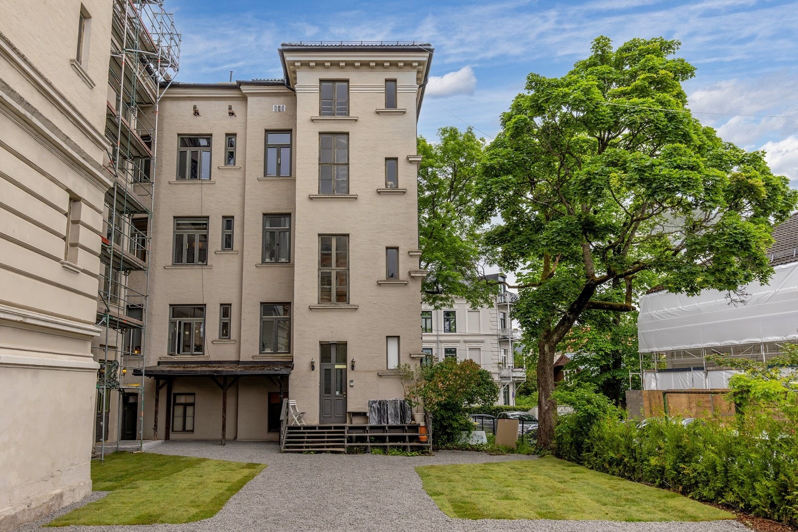 Nylig oppgradert felles bakgård med solrike gressplener og gruset gangfelt fra gårdsplass inn mot inngangene i bakgården. NB! Det skal settes opp gjerde og port som skiller hagedel med gårdsplass. Galleribilde