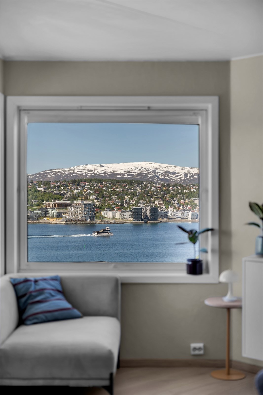 Her kan du nyte den fantastiske utsikten over sundet, Tromsøya og de majestetiske fjellene på Kvaløya! Galleribilde
