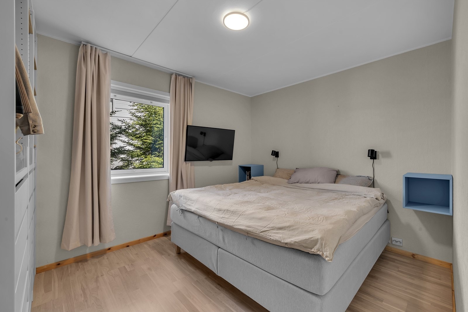 Soverom med plass til stor seng. Galleribilde