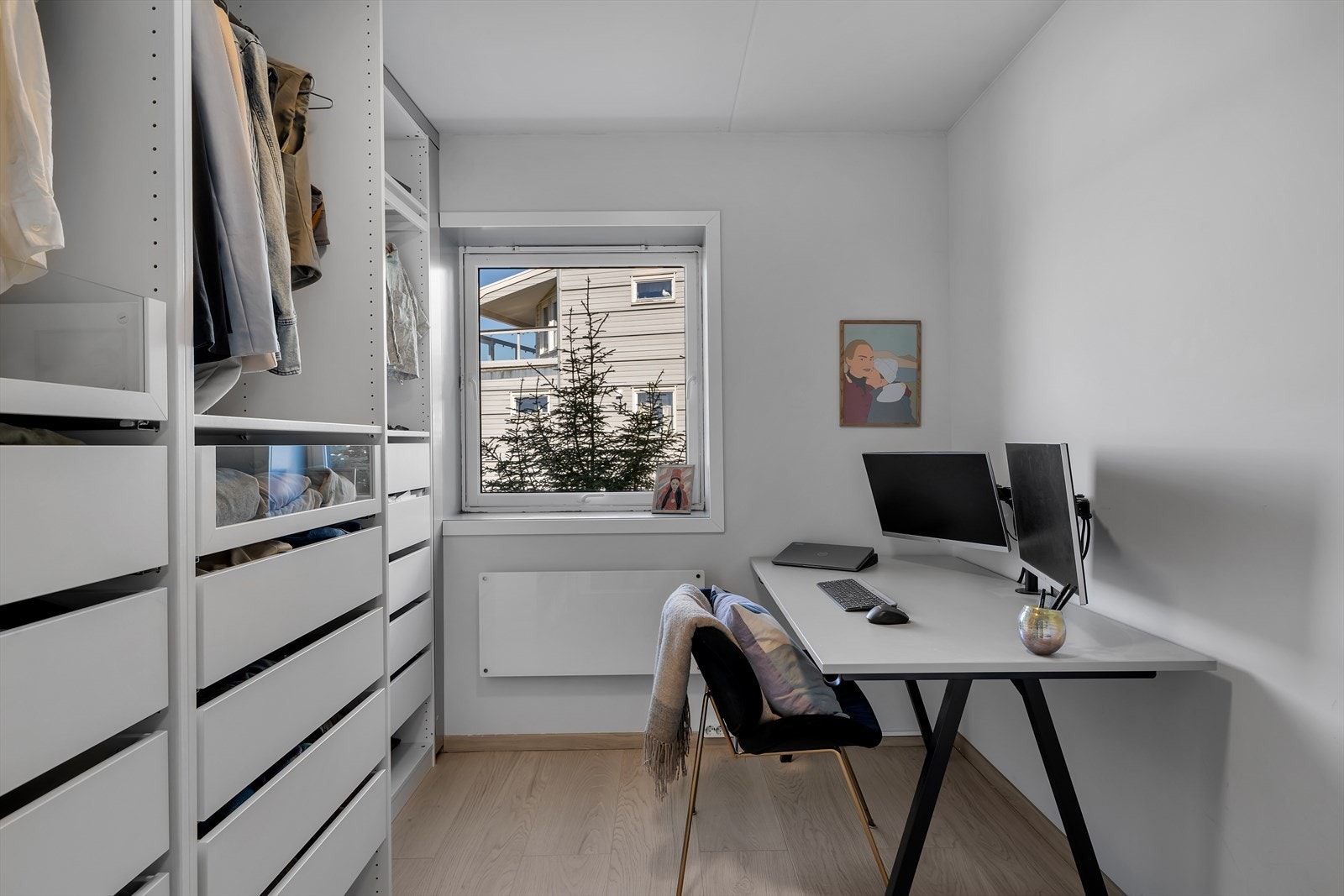 Soverom 3, benyttes i dag som kontor. Også innredet med garderobeskap fra Ikea PAX. Galleribilde
