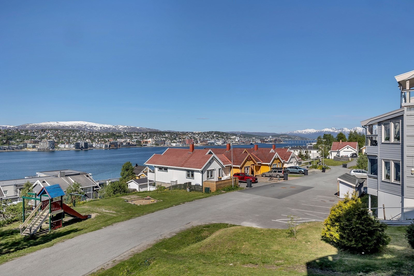 Utsikt hele veien nord mot Ringvassøya. Galleribilde