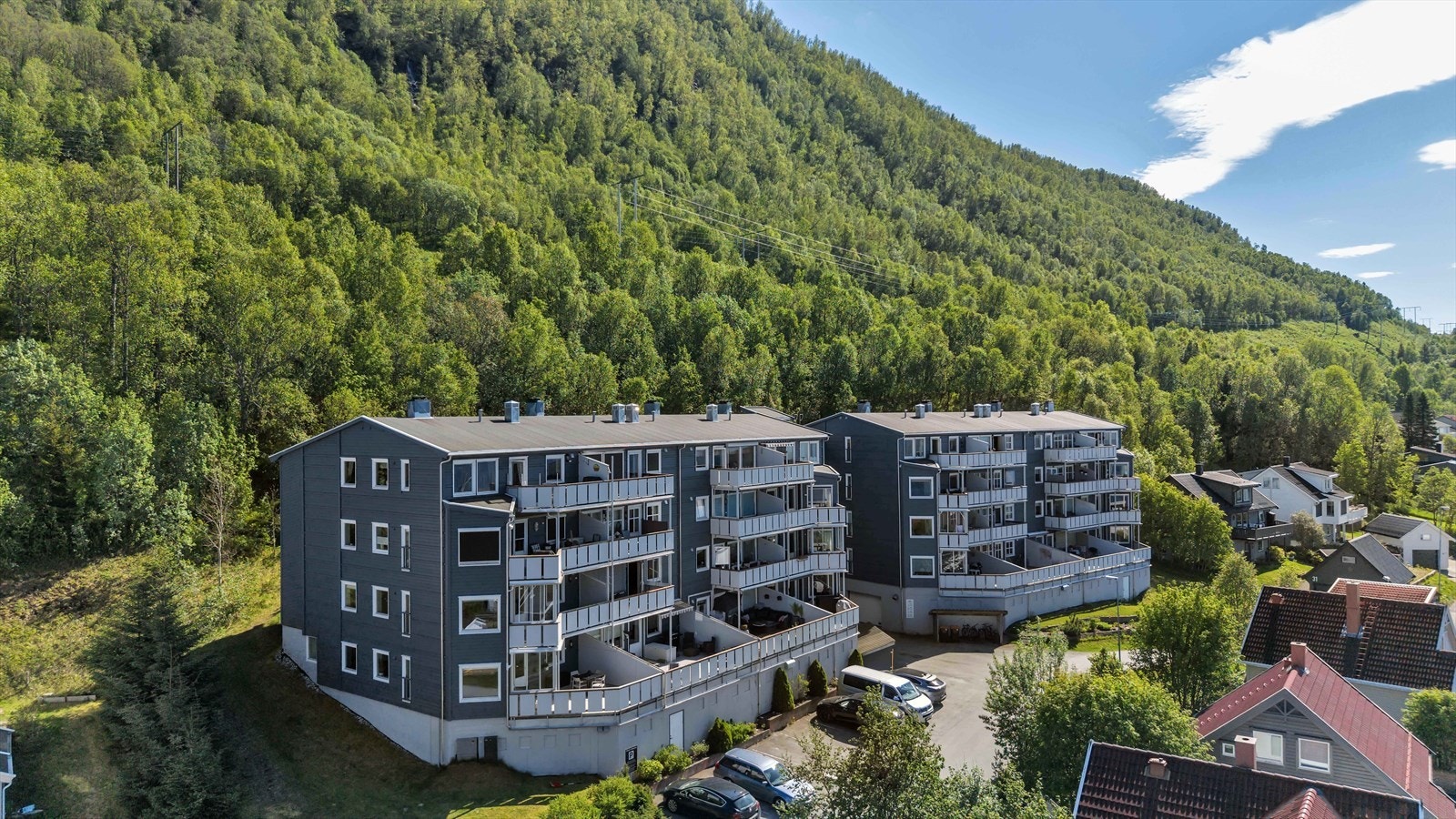 Umiddelbar nærhet til naturen, med turstier som tar deg direkte opp til bl.a. Fløya og Fjellheisen. Galleribilde