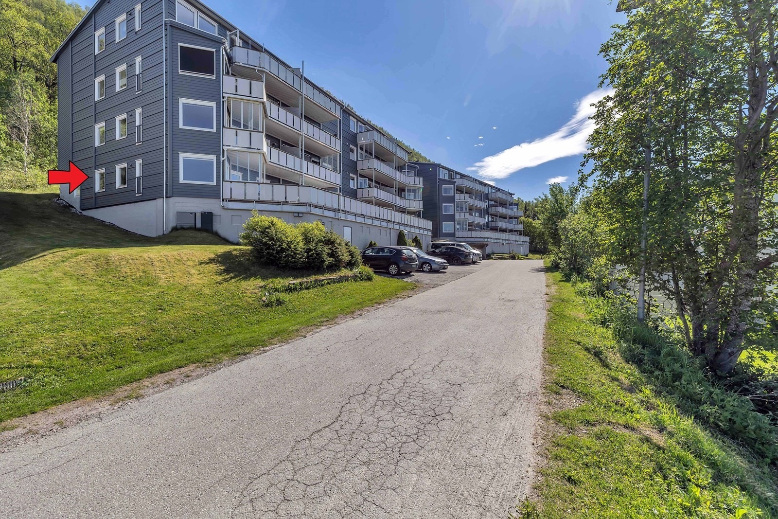 Meget god intern beliggenhet på hjørnet av bygget i høy 1. etasje. Galleribilde