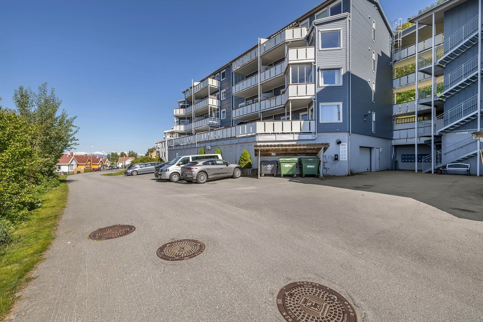 Gjesteparkering foran bygget på anviste plasser. Galleribilde