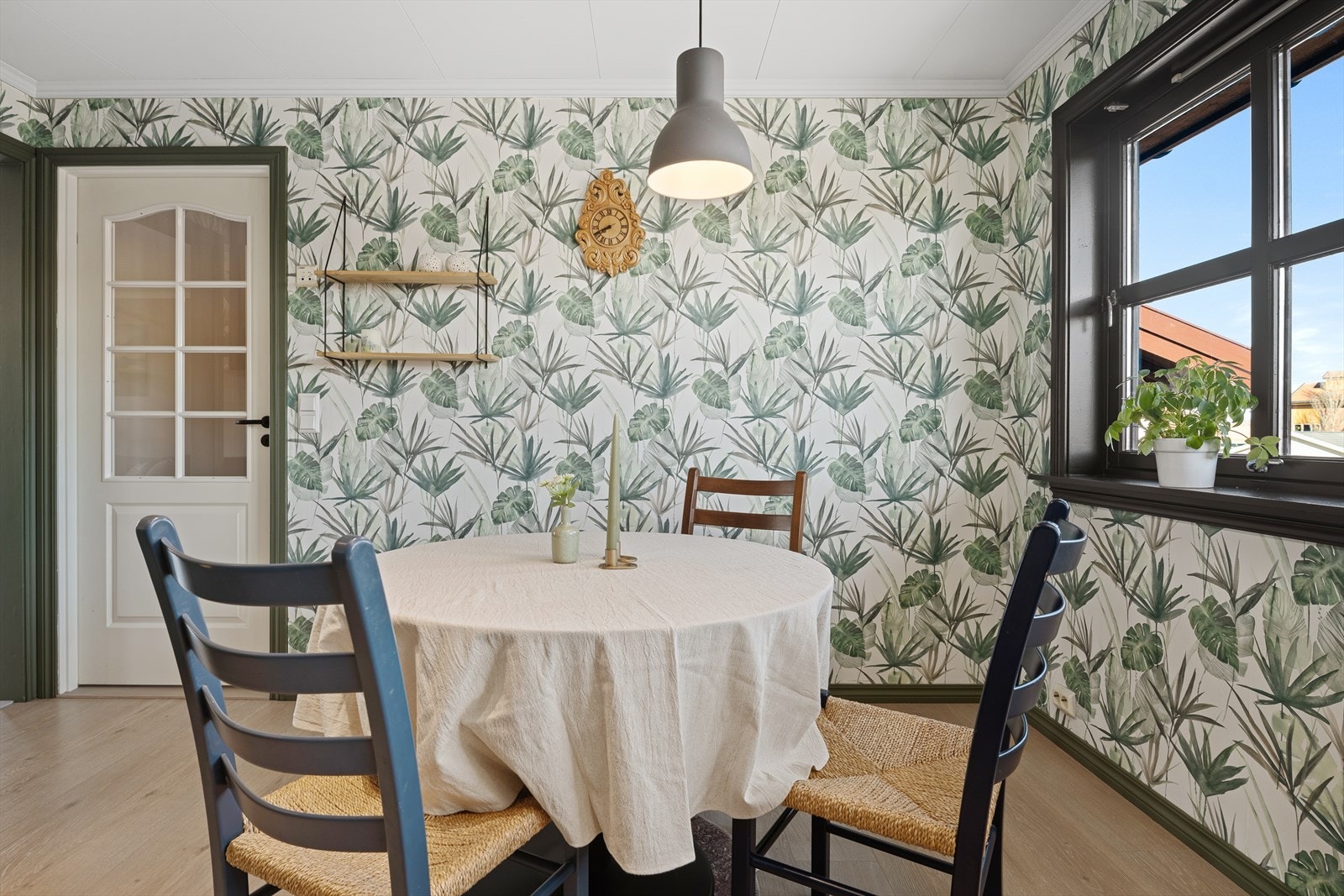 Kjøkkenet har en hyggelig spiseplass, her titter morgensolen inn. Galleribilde