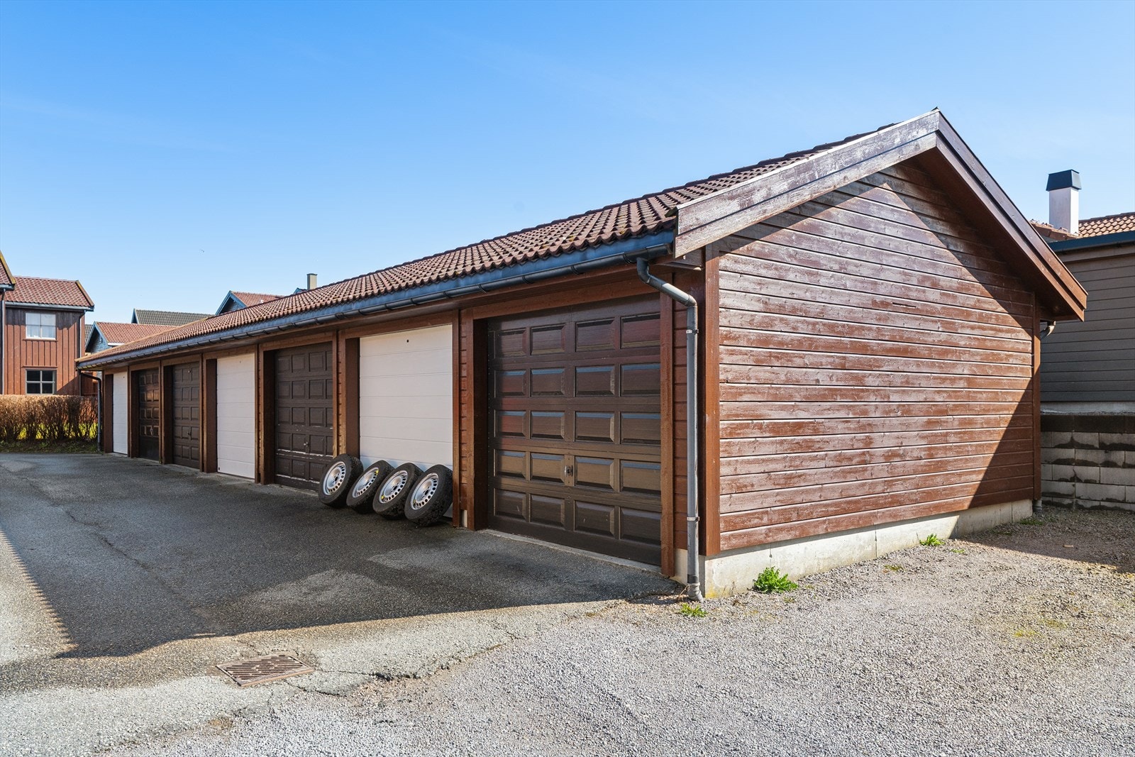 Det medfølger en garasjeplass på 16 m² i felles anlegg. Garasjen har leddport med elektrisk portåpner. Galleribilde