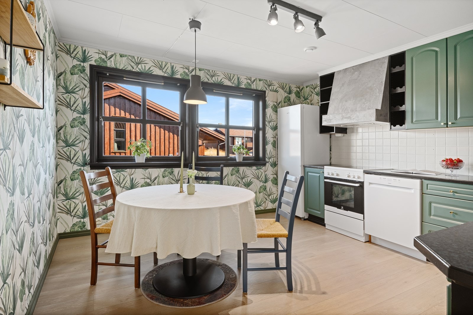 Godt med skap- og benkeplass, samt frittstående hvitevarer. Galleribilde