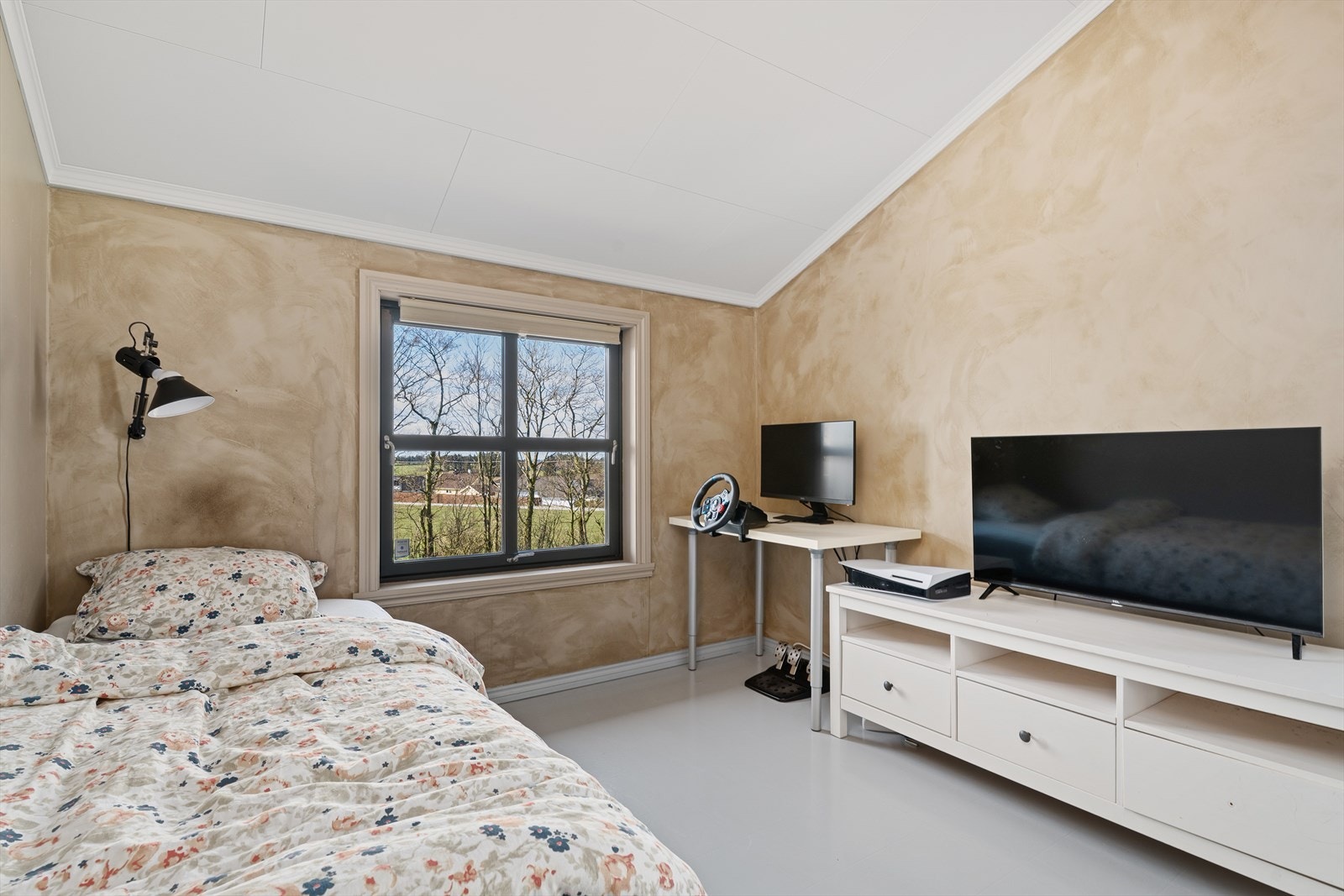 Det andre soverommet er også av god størrelse, med plass til seng og kontorløsning. Galleribilde