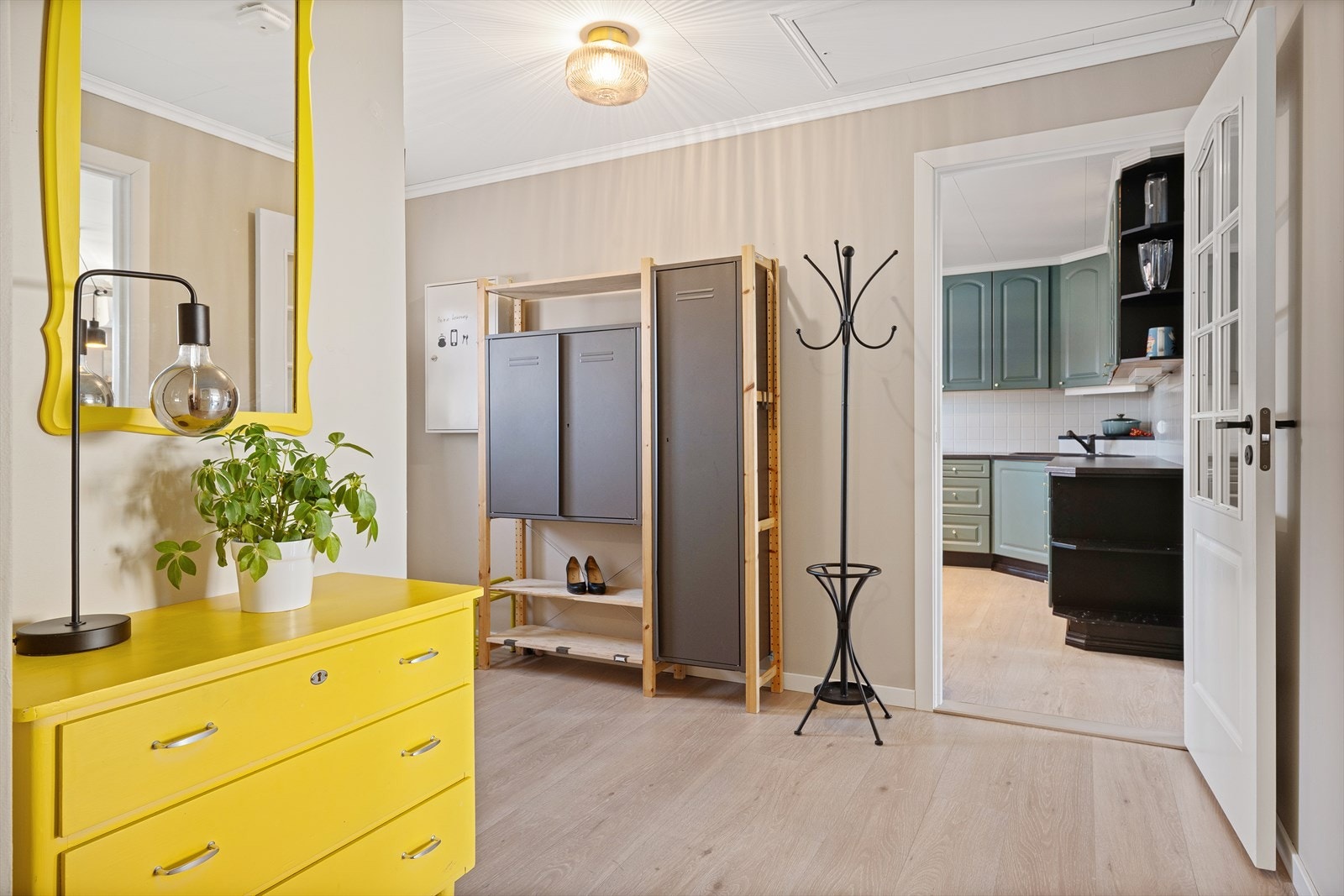 Fra entreen er det tilgang til sikringsskap og en takluke opp til loftet. Galleribilde