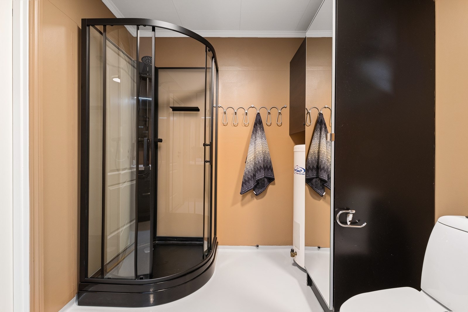 Varmtvannsberederen på cirka 200 liter er fra byggeåret og er plassert på badet. Galleribilde