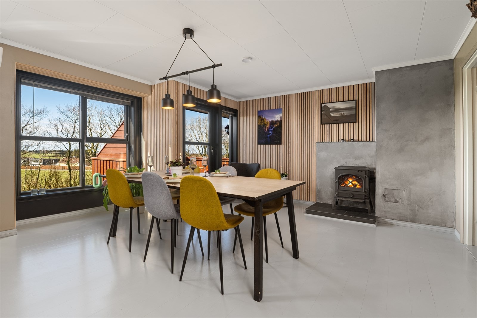 Store vindusflater slipper inn rikelig med dagslys og gir utsikt over nærområdet. Galleribilde