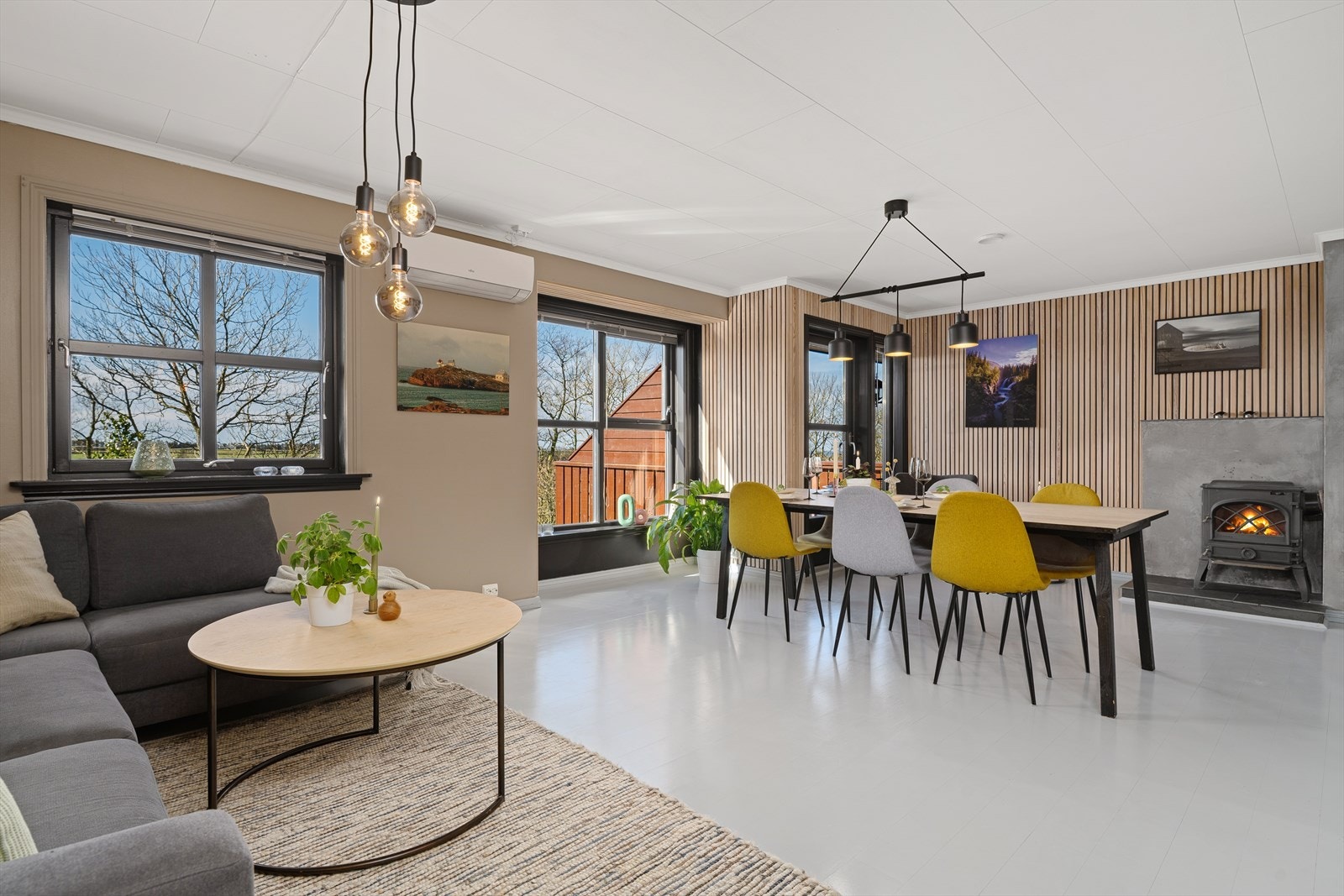 Stuen er romslig og har plass til både en stor sofagruppe og spisebord. Galleribilde