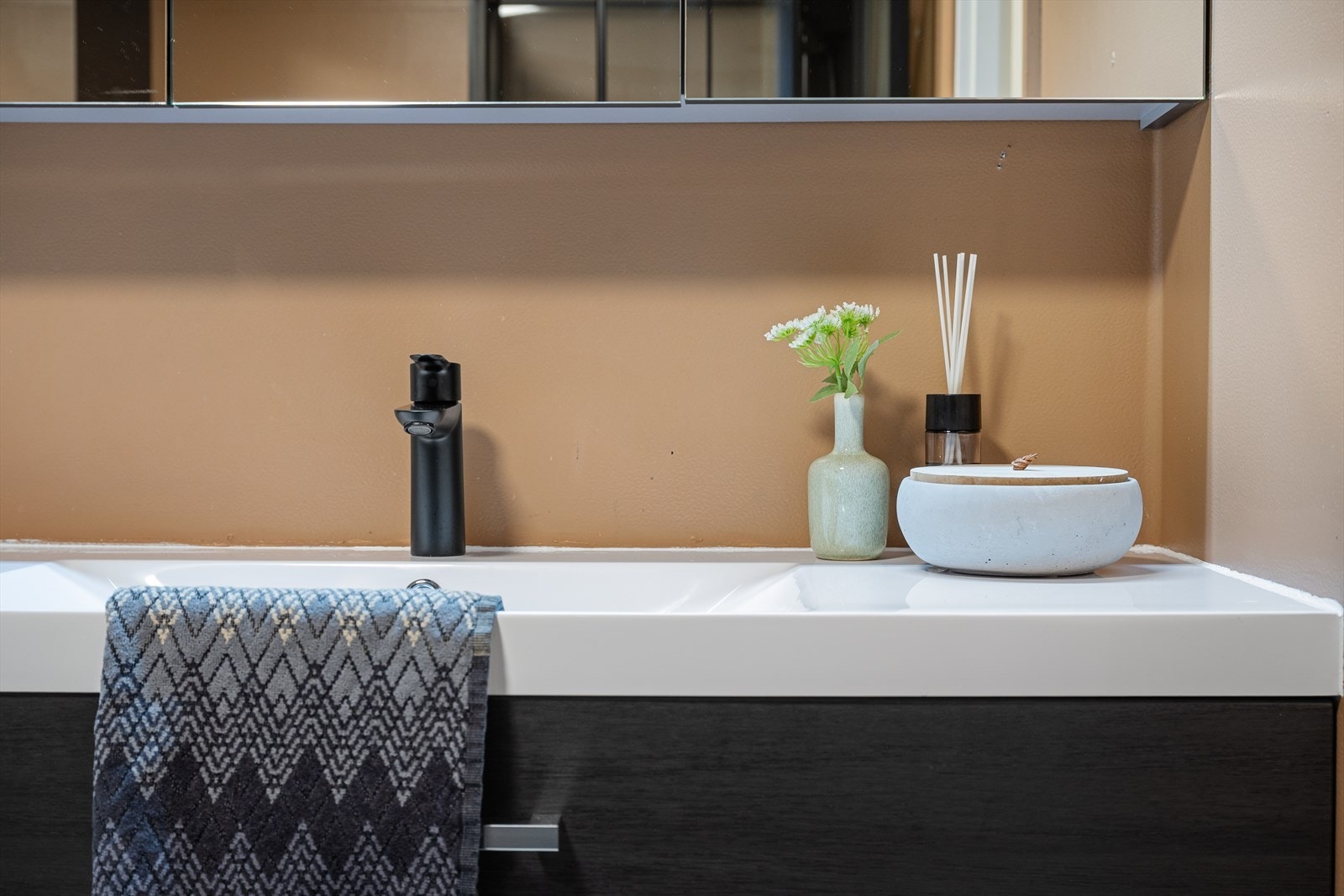 Rommet ventileres via avtrekk i taket, koblet til boligens balanserte ventilasjonsanlegg. Galleribilde
