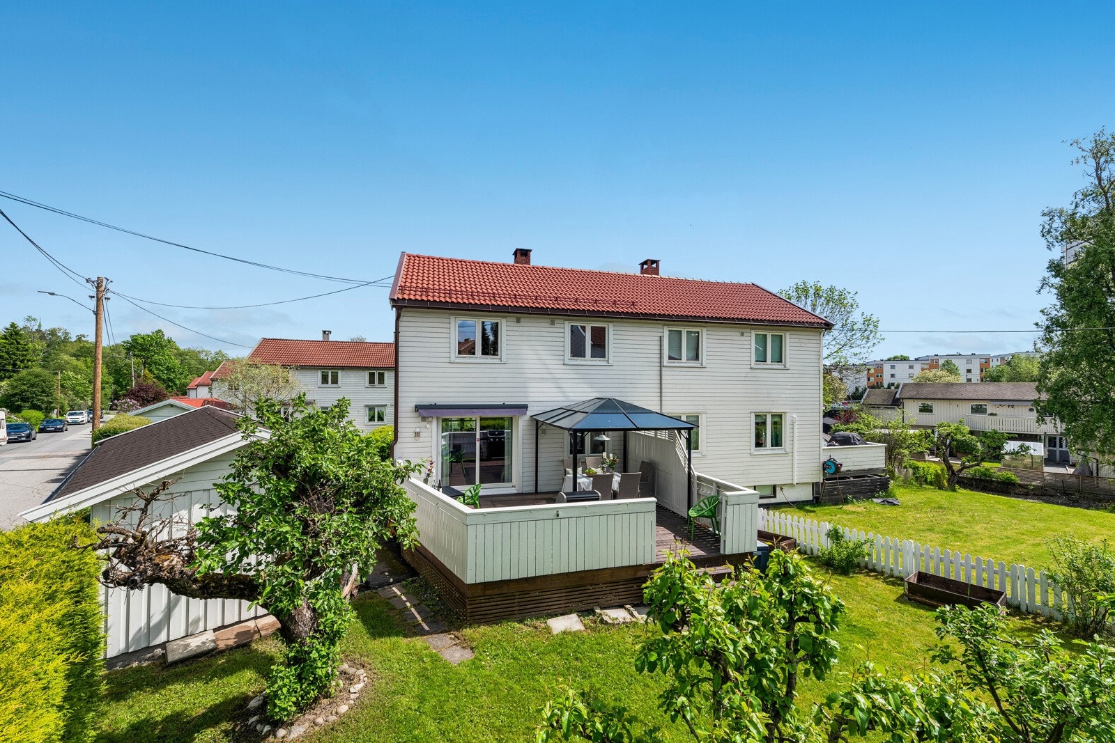 Velkommen til Flaenveien 9 A. Sjelden mulighet! 1/2 part av vertikaldelt tomannsbolig over 3 plan. Garasje og p-plass. Terrasse og frodig hage. Galleribilde