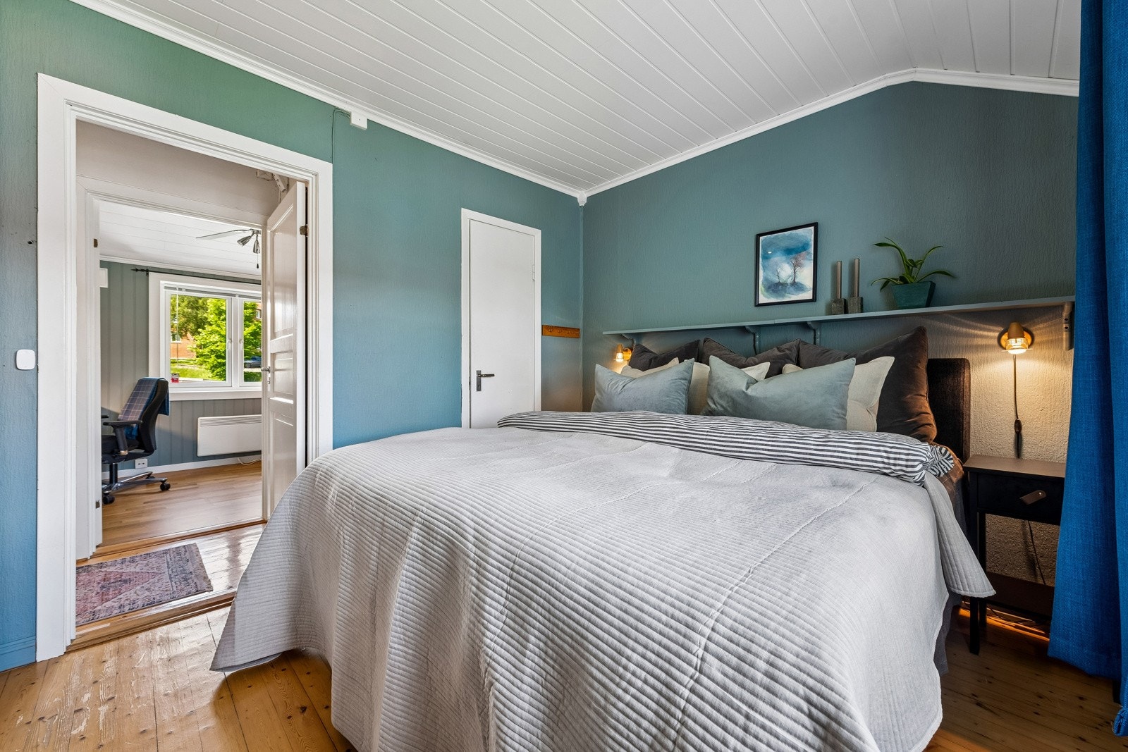 Hovedsoverommet har eget walk-in rom med god plass for garderobe. Galleribilde