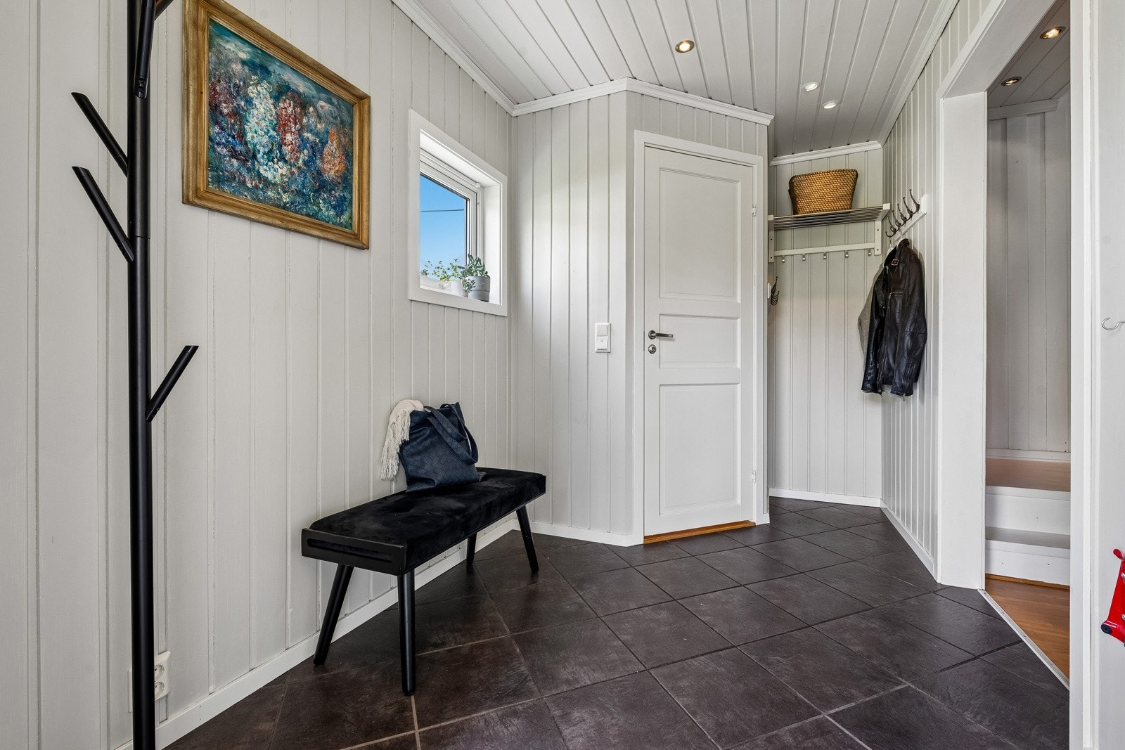 Entreén har god plass for garderobe. Varmekabler på gulv. Galleribilde