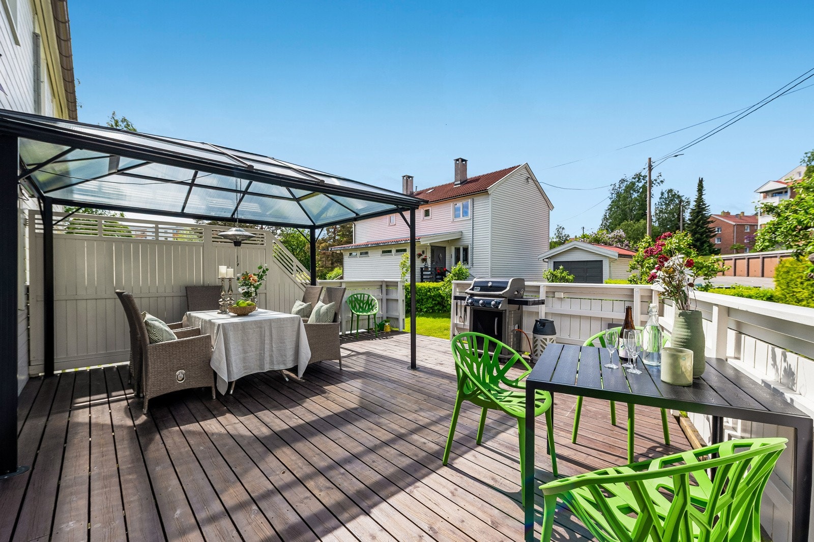 Terrasse i tre på 30 kvm ut fra stuen skjermet med levegg og gjerde. Tretrapp fra terrasse til hagen. Galleribilde