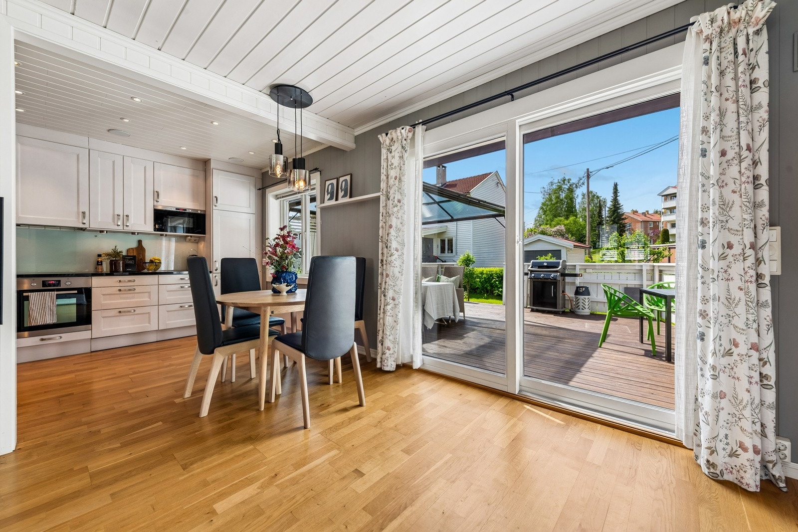 Stue med skyvedører ut mot terrasse og hage. Galleribilde