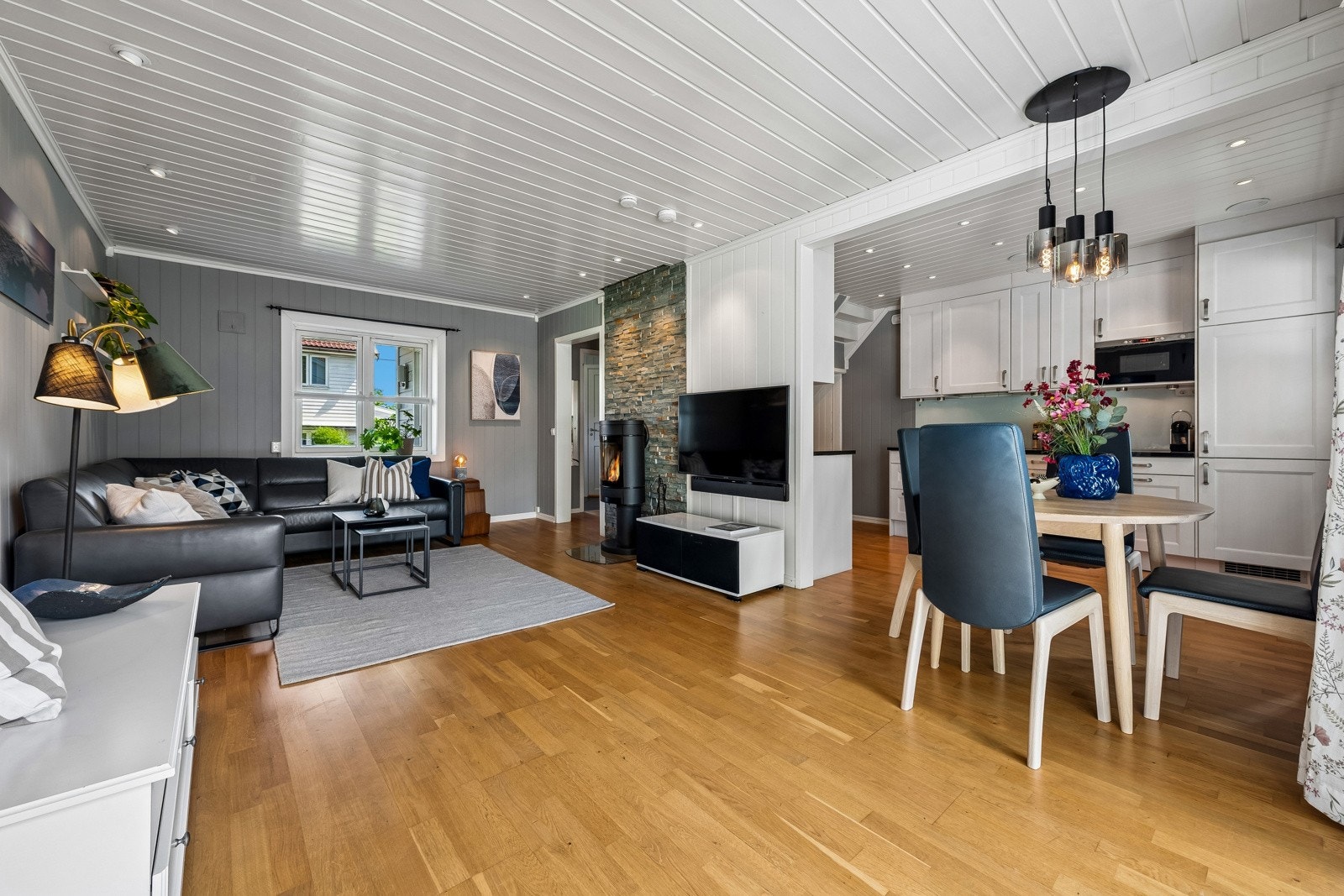 Stue er romslig med god plass til både spisestue, salong og kosestoler. Galleribilde