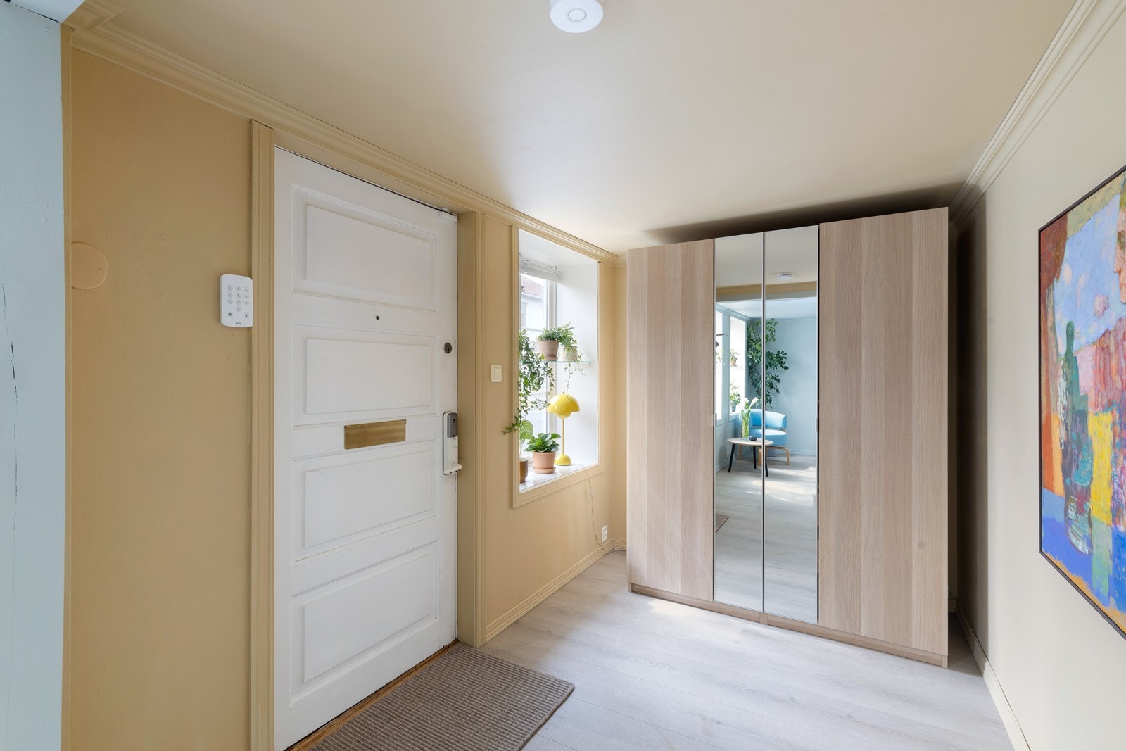 Boligen har eget inngangsparti direkte fra gateplan. Herfra kommer man direkte inn i en praktisk entré med god plass til yttertøy og sko. Galleribilde