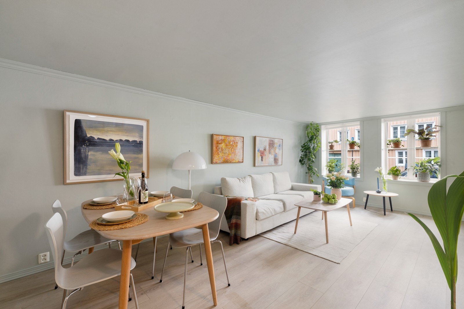 Leiligheten ligger i hjertet av Kristiansand sentrum, dermed har du alt Kristiansand har å by på "rett rundt hjørnet". Galleribilde