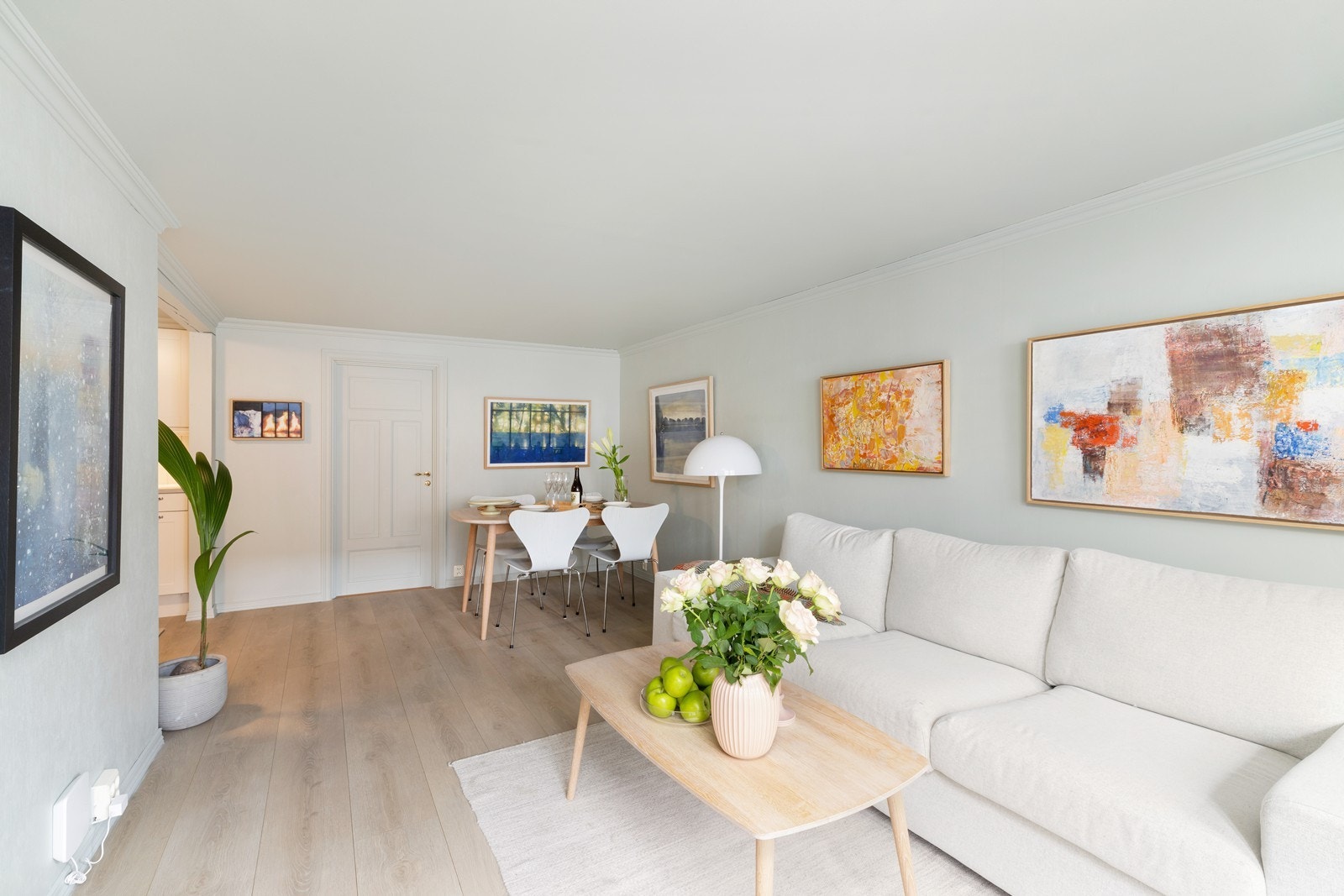 I stuen er det god plass til både sofagruppe, TV-møblement og spisebord i naturlig tilknytning til kjøkkenet. Galleribilde