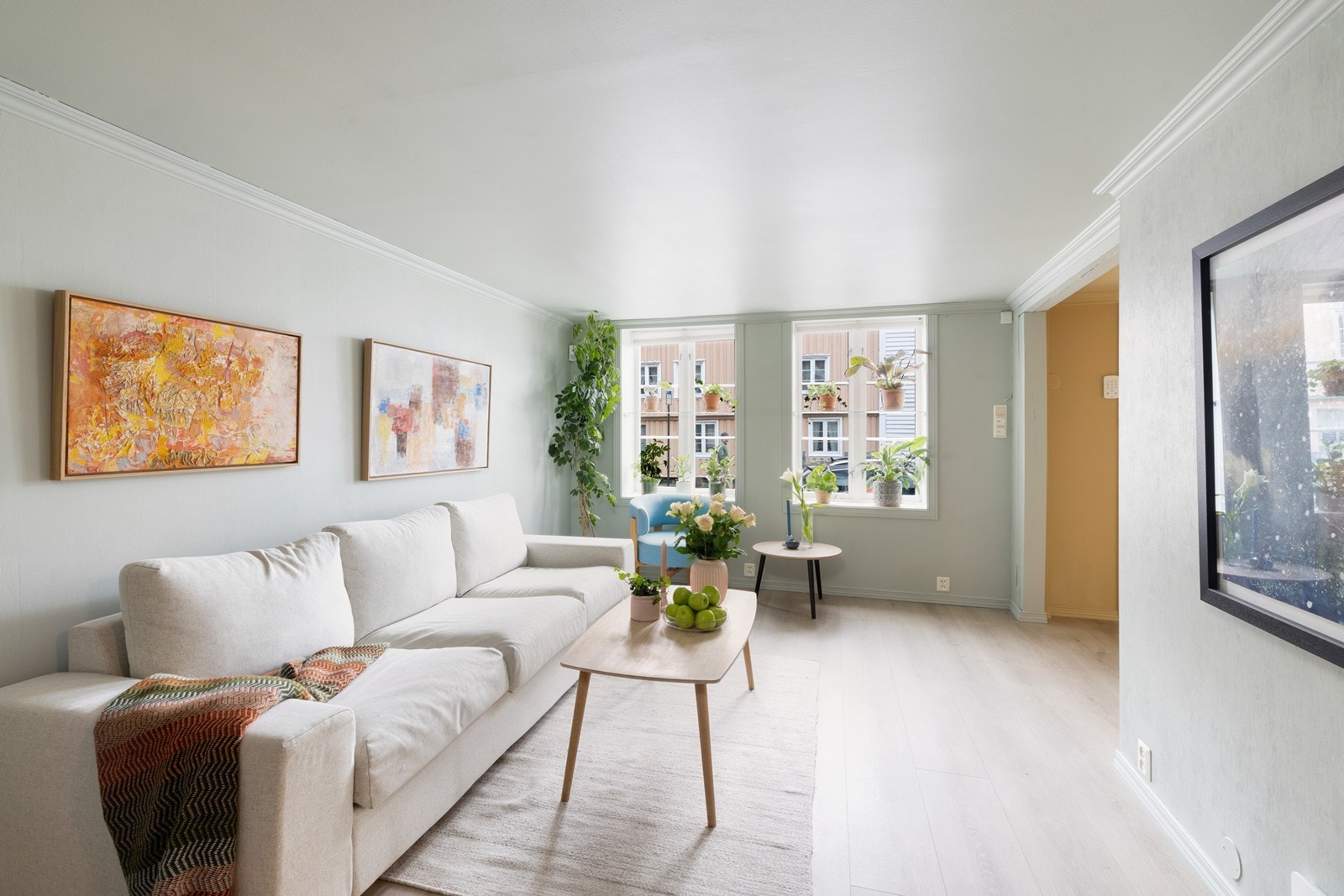 Fra gangen er det adkomst til boligens åpne oppholdsrom, som består av stue og kjøkken i en funksjonell planløsning. Galleribilde