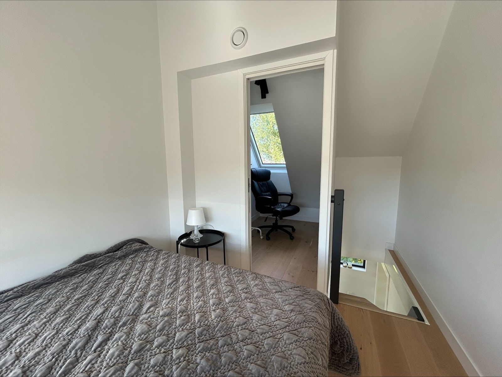 Romslig walk in closet/bod. Galleribilde