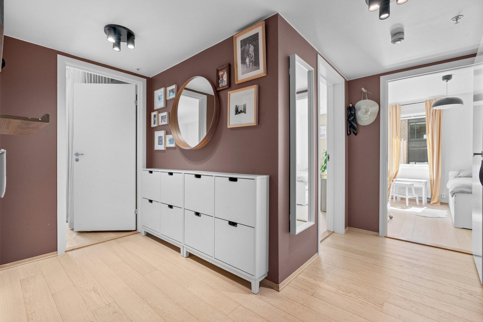 Hyggelig og innbydende inngangsparti med oppheng for yttertøy og plass til sko. Galleribilde