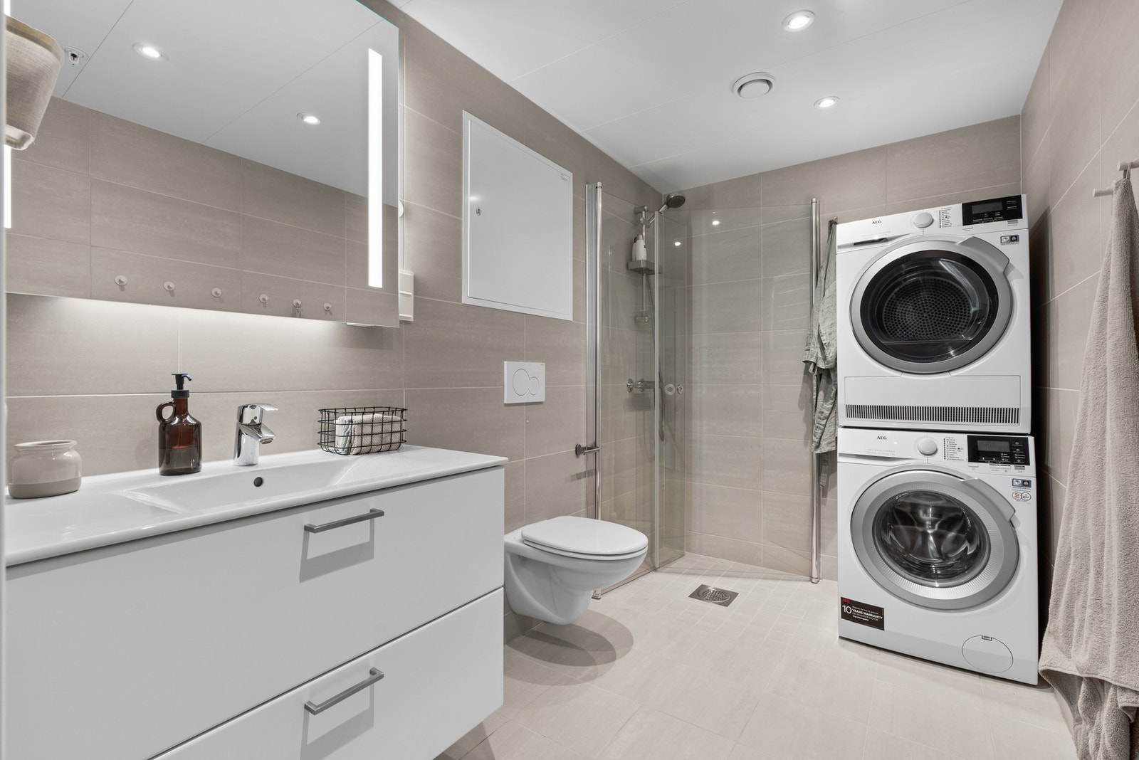Baderommet som har inngang fra gangen, fremstår som delikat og praktisk. Galleribilde