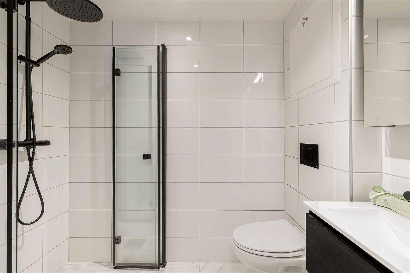 Badet ble oppgradert i regi av borettslaget i 2022 og har flislagte overflater og gulvvarme. Galleribilde
