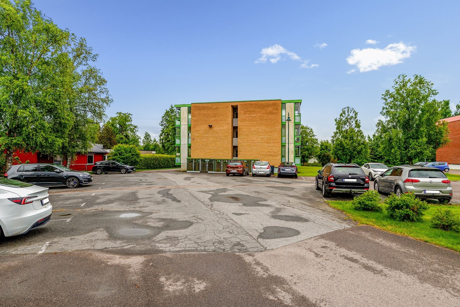 Borettslaget har felles parkeringsplass for beboerne. Galleribilde