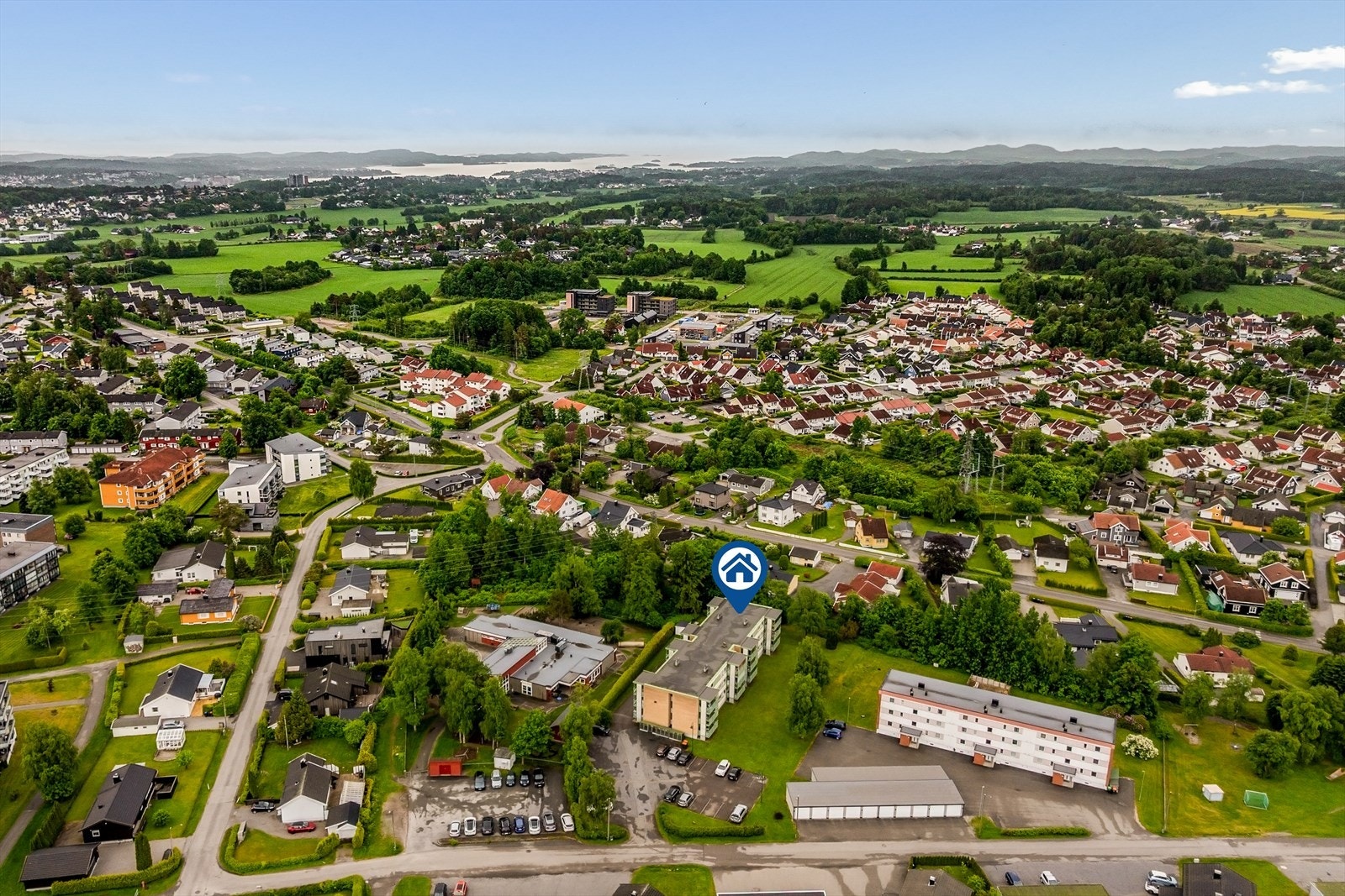 Arealeffektiv leilighet med oppgradert bad (2022) og kjøkken (2018), beliggende i et rolig og etablert nabolag på Krokemoa. Galleribilde