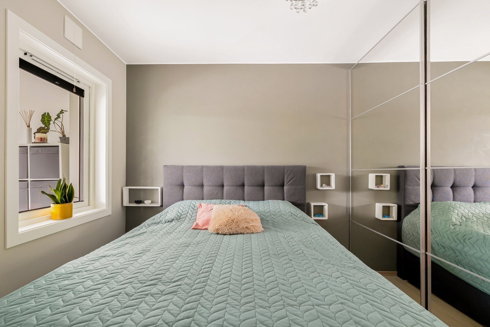 Soverommet er utstyrt med en plassbesparende skyvedørsgarderobe med speilfronter. Galleribilde