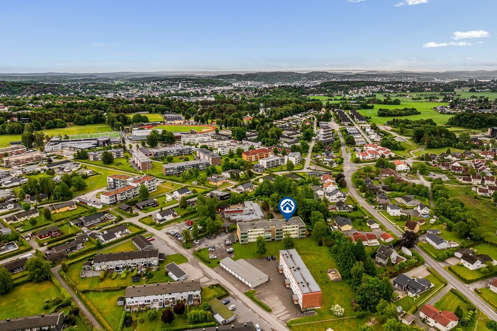 Bugårdsparken, med idrettsanlegg, svømmehall og turstier, ligger kun noen minutters gange unna. Galleribilde