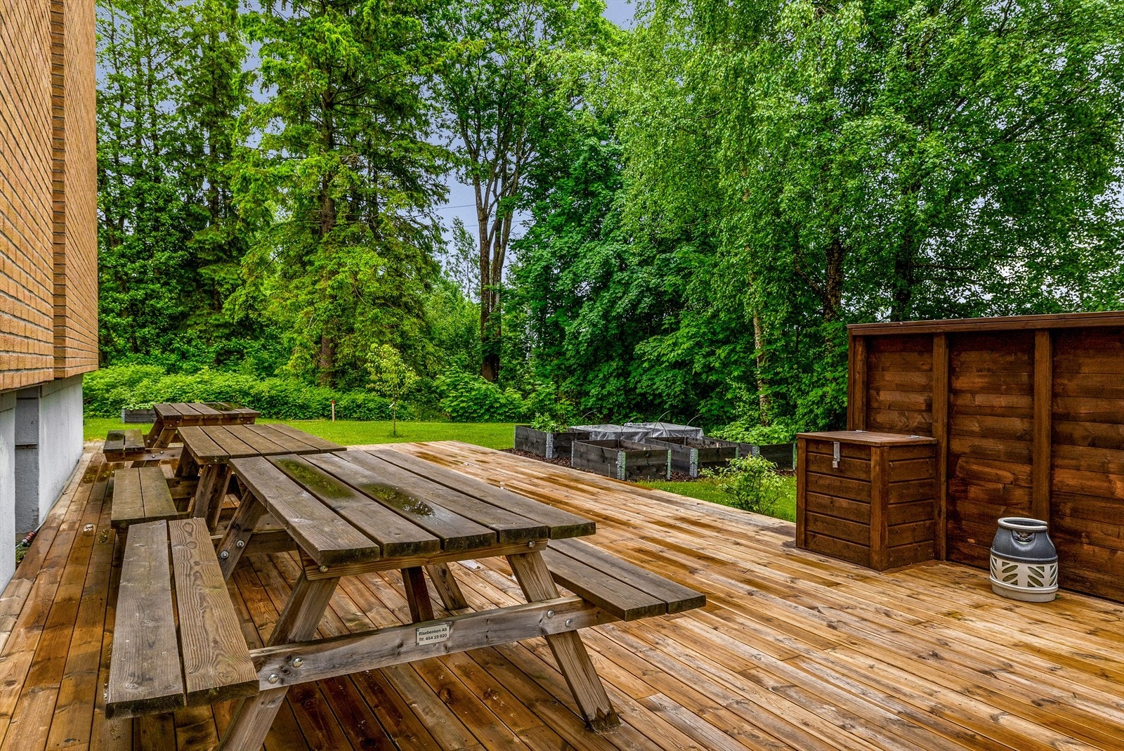 Felles uteplass med sittegrupper og plantekasser, tilgjengelig for beboerne. Galleribilde