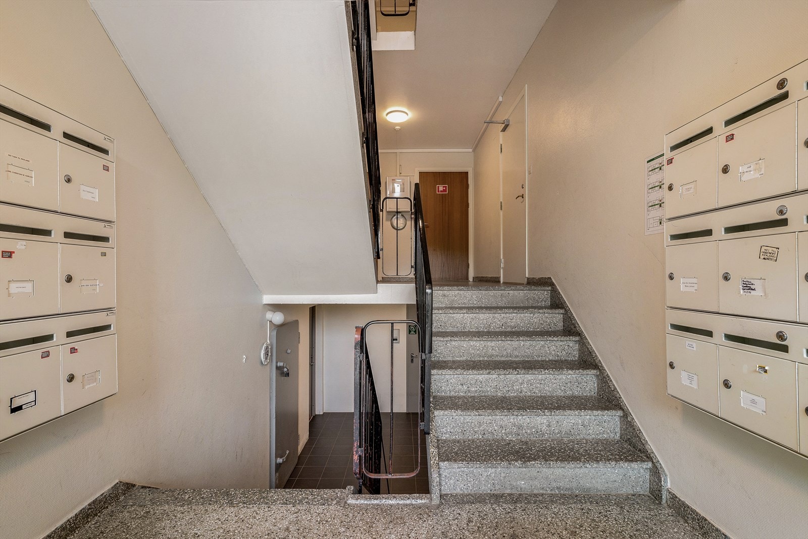 Adkomst til leiligheten i andre etasje via felles trappegang Galleribilde