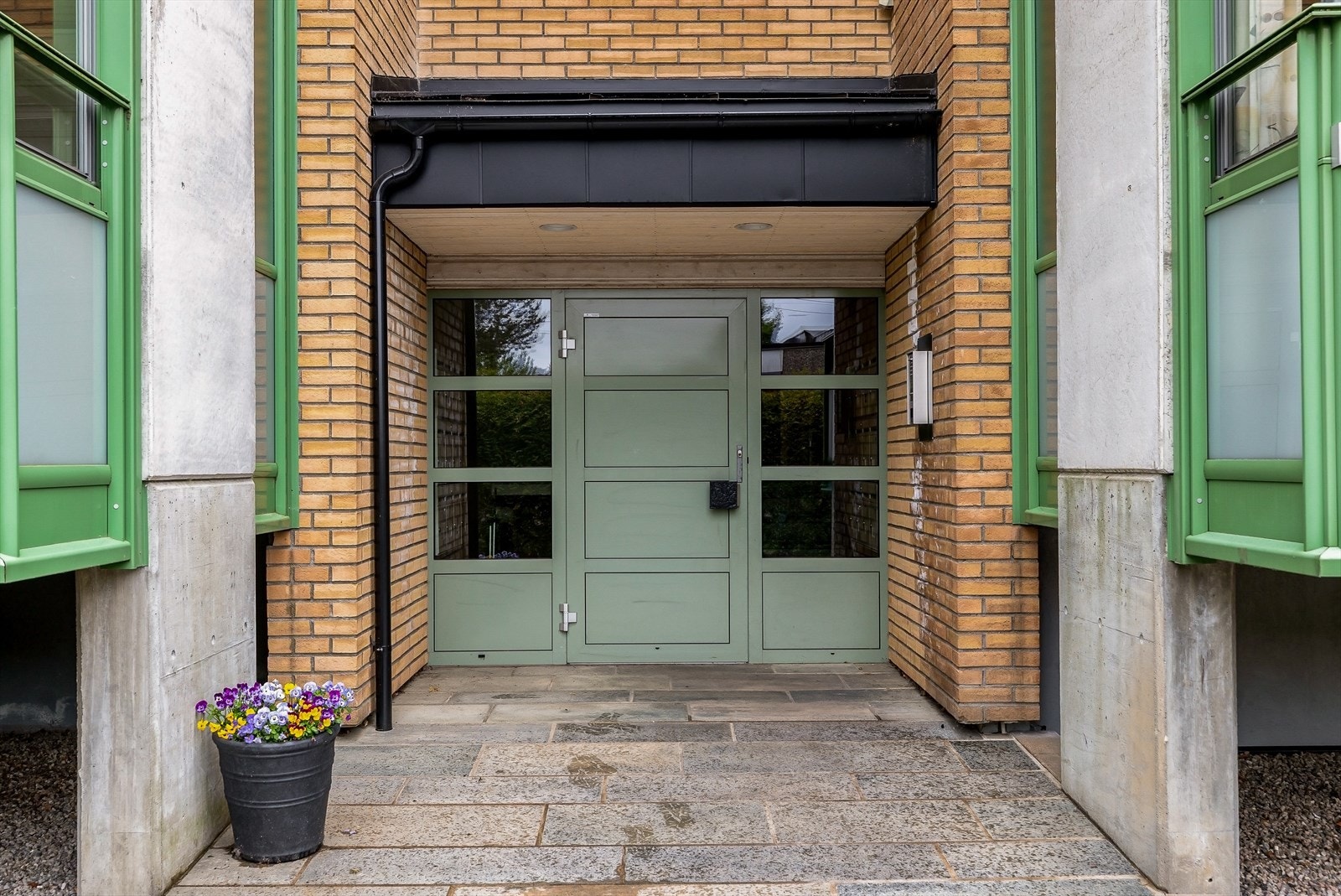 Velholdt inngangsparti i et bygg oppført i betongkonstruksjon. Galleribilde