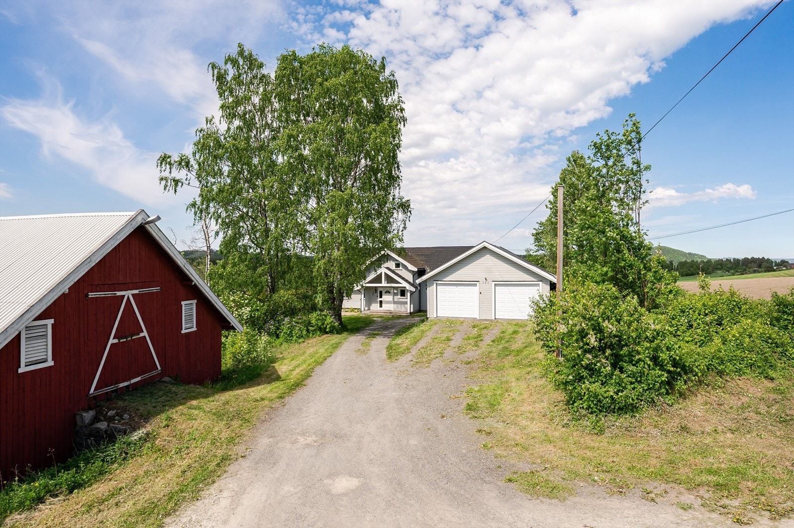 Et hyggelig tun på ca. 2,7 mål som er bebygd med en enebolig fra 1880, en stor låve fra ca. 1956 og en dobbelgarasje fra 2007. Galleribilde