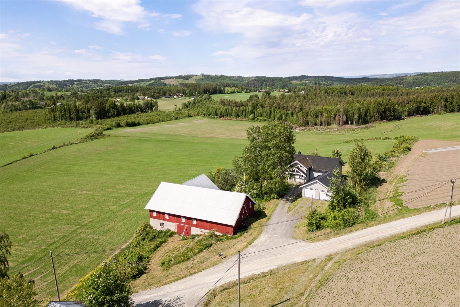 Eiendommen har en solrik og fin beliggenhet i et landlig område med kun ca. 2,5 km til Stavsjø sentrum. Her er det barnehage, barne- og ungdomsskole, matbutikk, bensinstasjon, frisør og idrettsanlegg med et bredt fritidstilbud for barn i alle aldre. Galleribilde