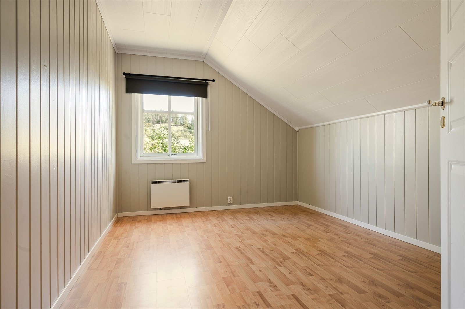 Soverom 4 er et hyggelig rom med laminat på gulv og overflater malt i en innbydende varm farge. Galleribilde