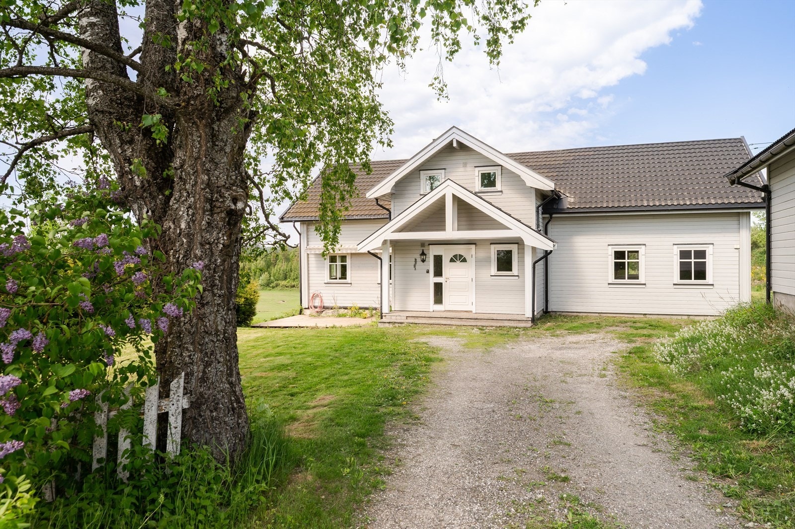 Fin enebolig fra 1880 som er påbygd med inngangsparti i ca. 1994 og påbygd igjen i 2007. Galleribilde