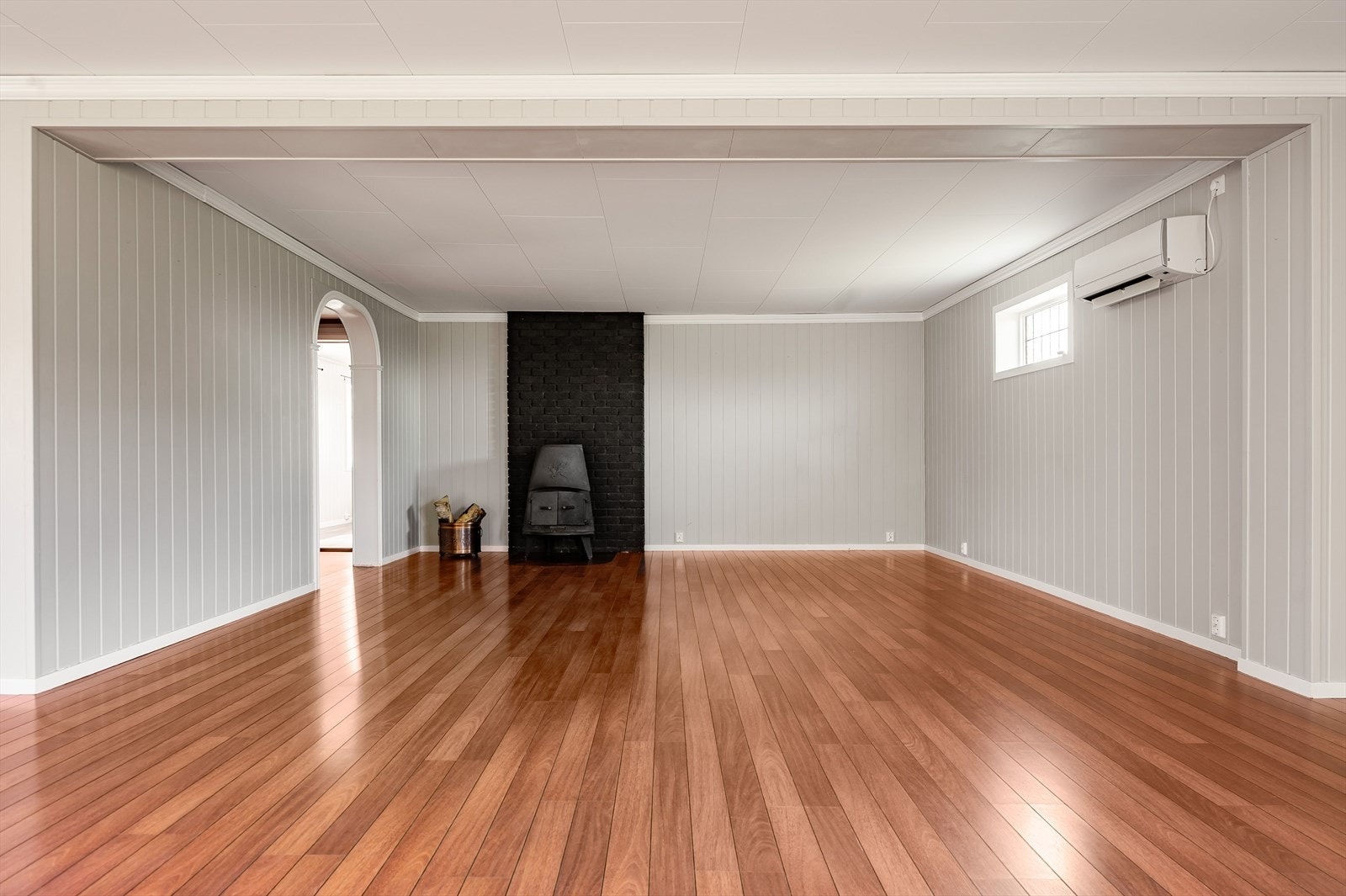 Stuen har god standard med mørk laminat på gulv og malte panelplater på veggene. Galleribilde