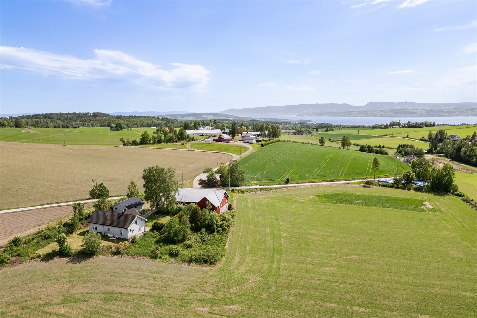 Til Tingnes tar det ca. 8 minutter med bil hvor du bla. finner sommeråpen søndagsbutikk, bensinstasjon, kulturhus og kafé. Om sommeren er Tingnes er populært sted, med blant annet badestrand, kajakk utleie og skiblanderbrygge. Galleribilde