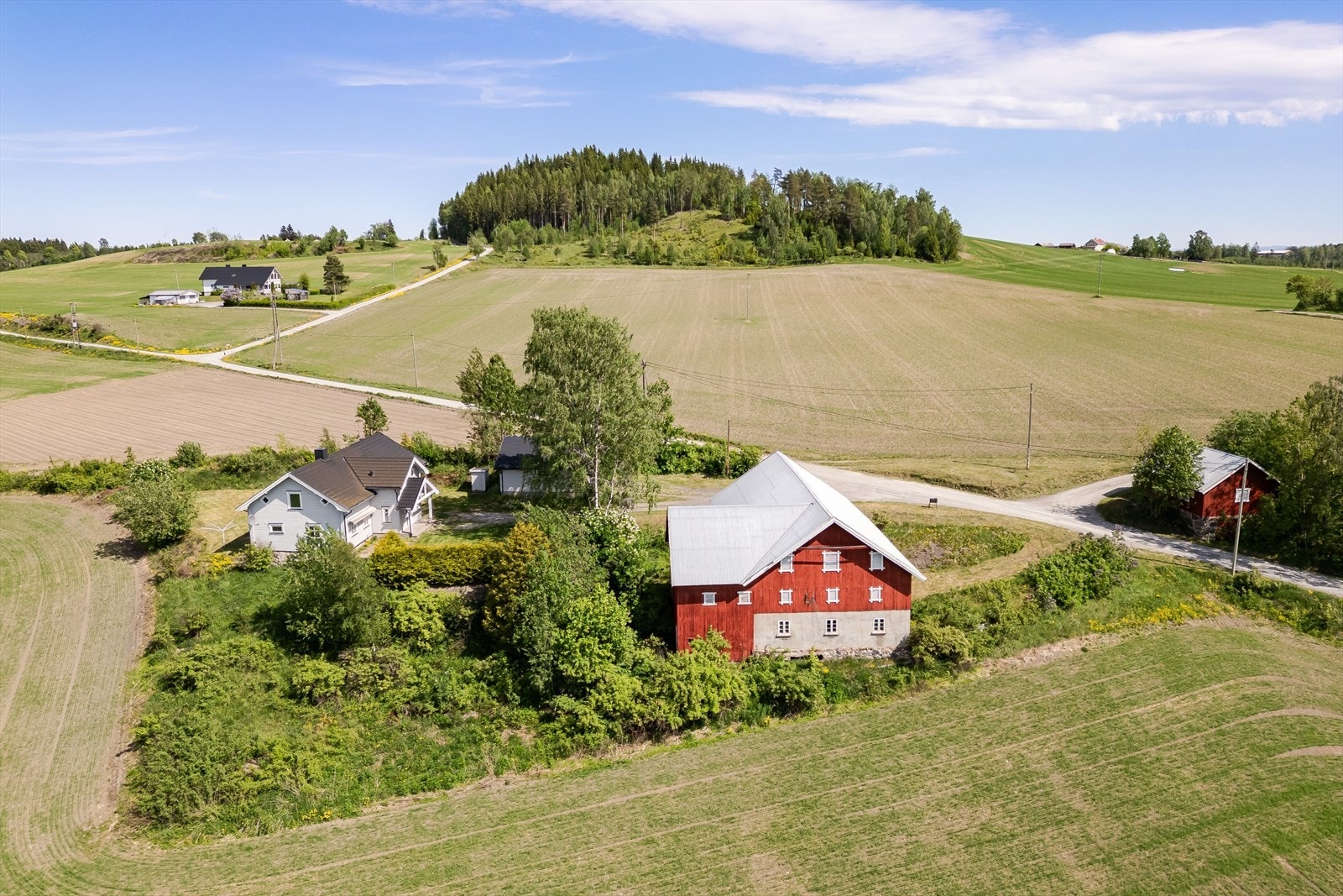 Eiendommen er også bebygd med en dobbelgarasje fra 2007 på 54m². Garasjen har elektrisk garasjeport og innlagt strøm. Galleribilde