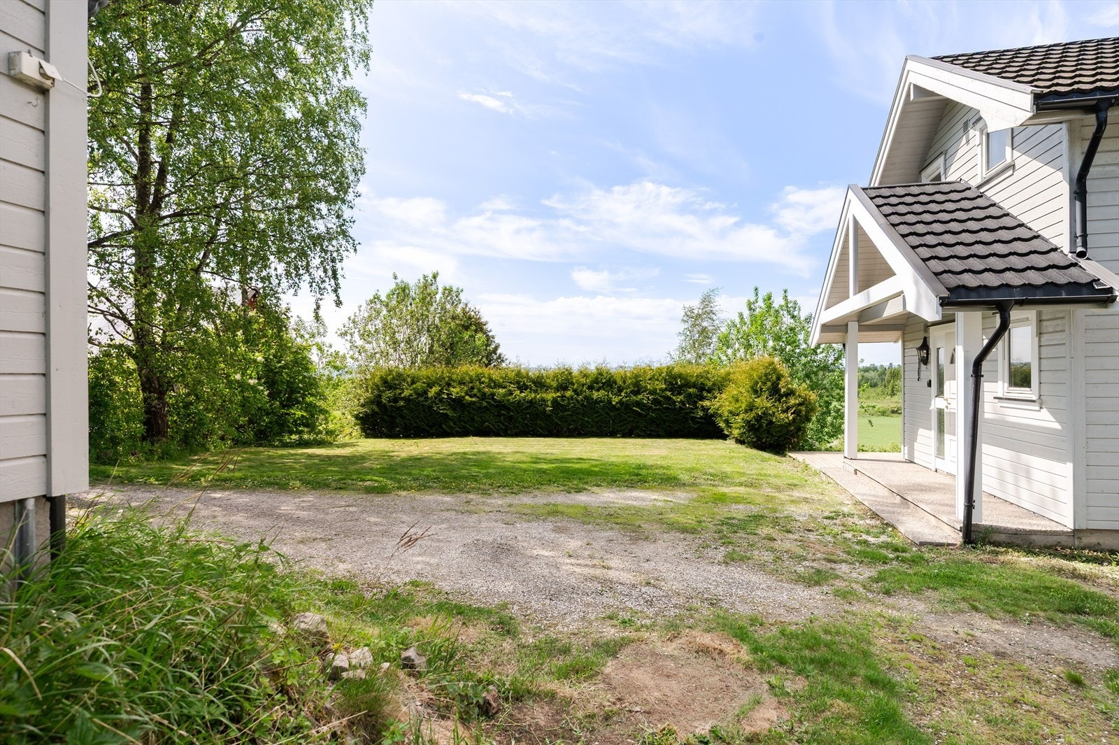 Eiertomt på ca. 2 700m² som er flat/skrånende og opparbeidet med plen og beplantning. Gruset gårdsplass. Galleribilde