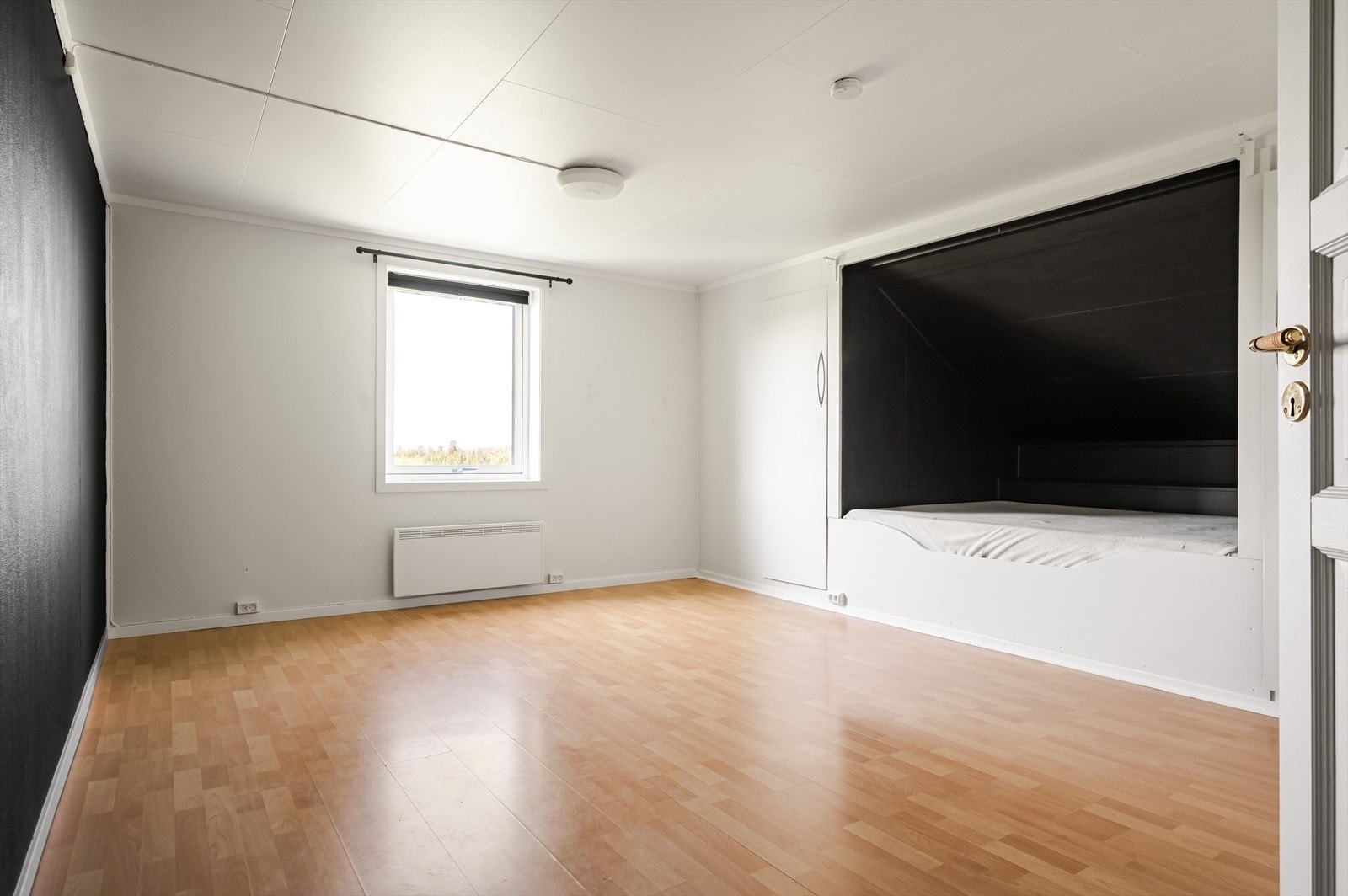 Soverom 2 ligger i 2. etasje og er et stort rom med innebygd seng og garderobeskap. Galleribilde