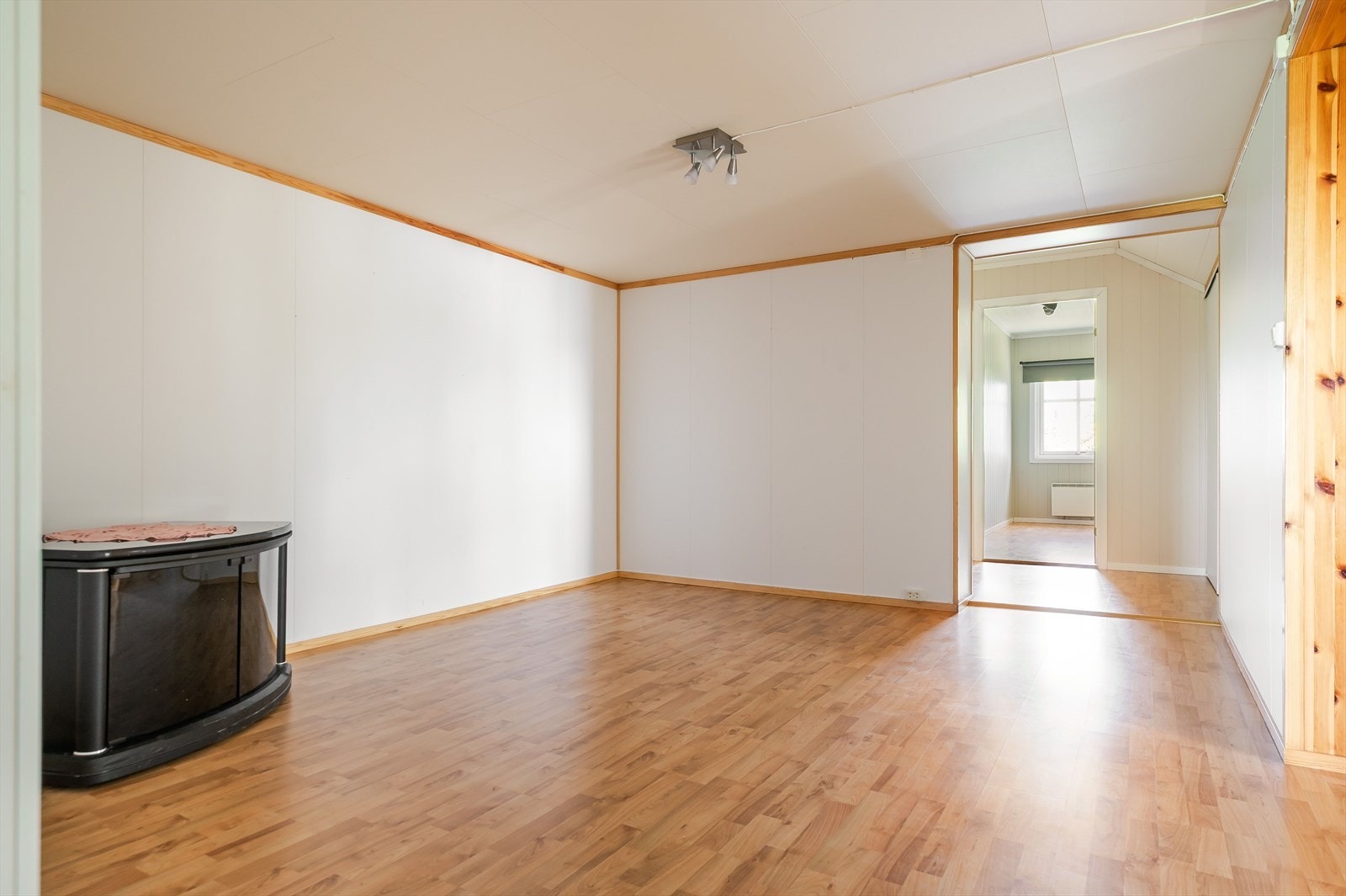 Romslig loftstue med god plass til sofagrupper og hjemmekontor. Galleribilde