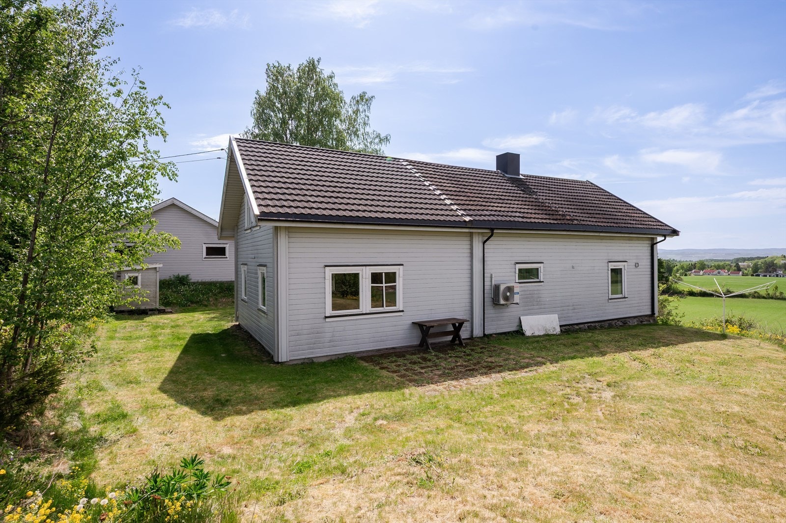 Det foreligger rammetillatelse og vedtak om fradeling av bebygd parsell (gårdstun) fra landbrukseiendommen. Formålet med fradelingen er å skille ut gårdstunet til boligformål, mens det resterende jordbruksarealet fradeles. Galleribilde